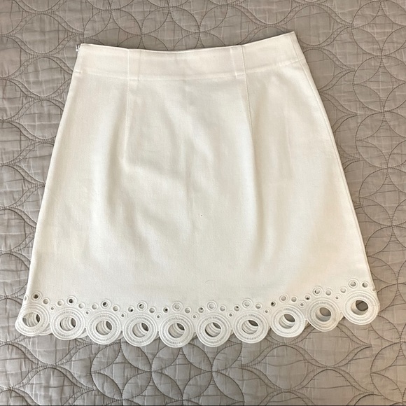 NWT | Club Monaco | Akemi Denim Scalloped Eyelet Skirt — White | Size 2 - Picture 4 of 13